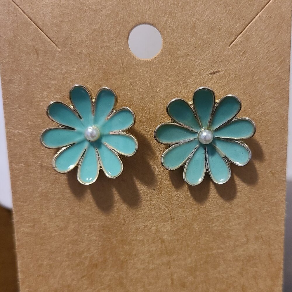 Unknown Brand Light Green Metal Stud Earrings Pre-Owned Ladies .5 inches Casual